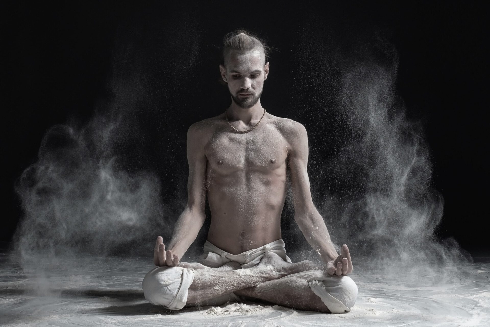 Ayurveda i Ashtanga: synergia żywiołów w Twojej Praktyce