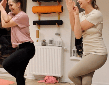 Kobiety ćwiczące jogę - pozycja orła