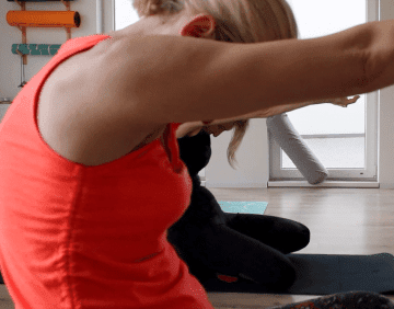 Kobiety ćwiczące jogę - pozycja rozciągające